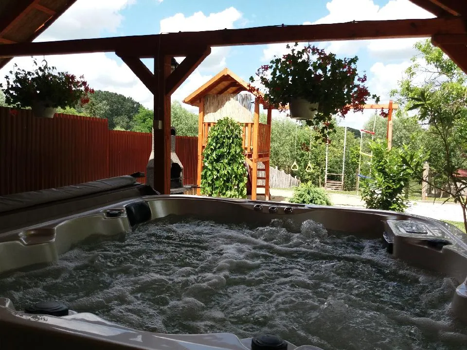 a jakuzzi, háttérben a játszóvár